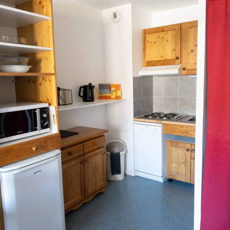 Holiday house with kitchen for 2 to 4. Equipment : fridge, sink, dishwasher, electric plate etc.