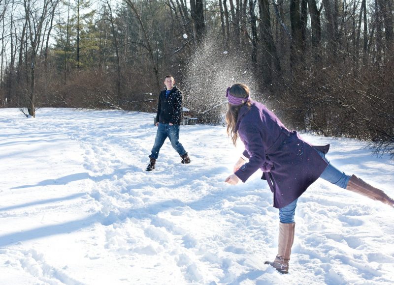bataille de boules de neige avec deux personnes : une femme et un homme