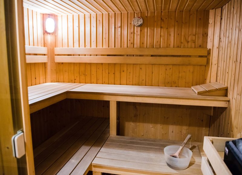Nos services. Intérieur d'un sauna en bois.
