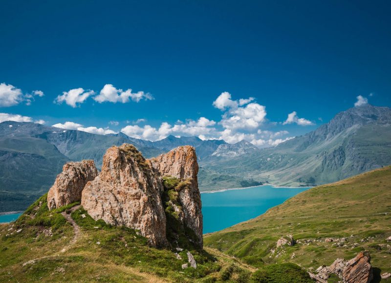 Résidence de tourisme 3*. Vue sur le Lac du Mont Cenis en été avec son gros roche en premier plan