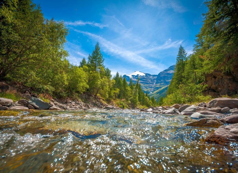 Résidence de tourisme 3*. Rivière entre les montagnes alpines