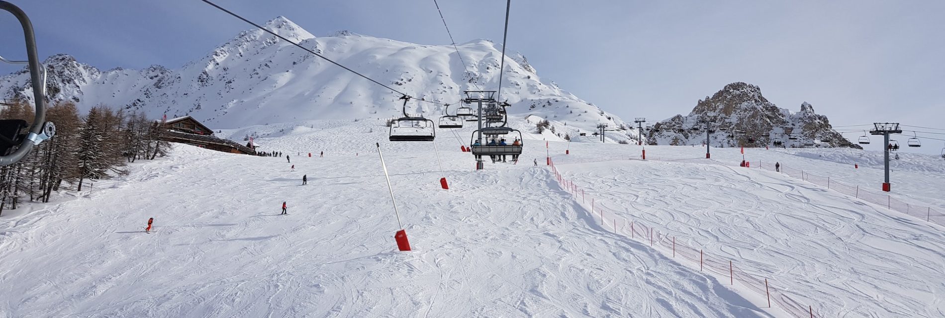 Station de ski avec télésiège et piste en dessous