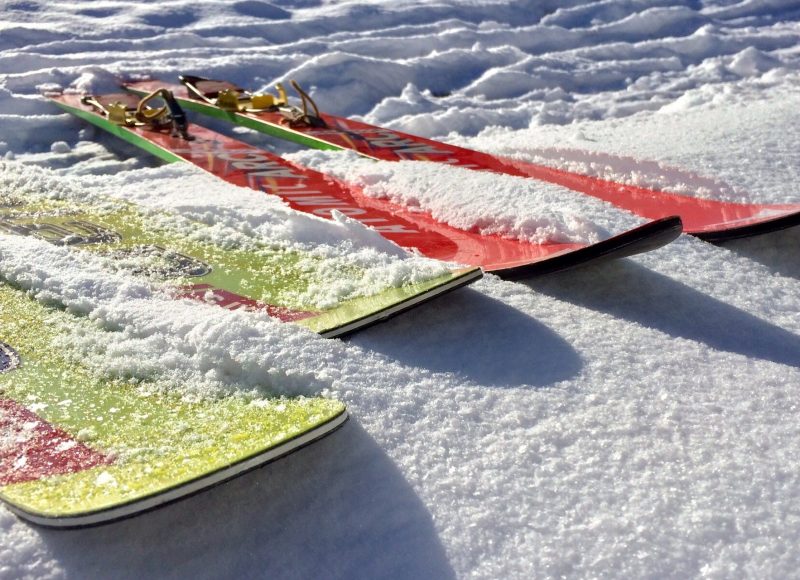 Bulletin d'enneigement Paire de ski dans la neige