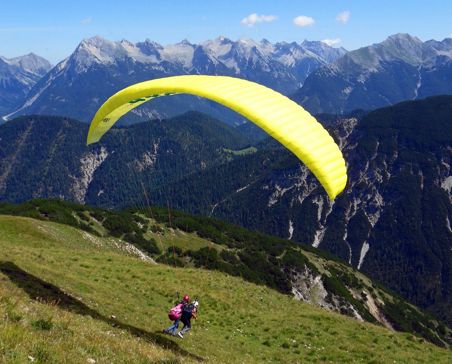 Vos vacances au coeur des Alpes - Parapente jaune