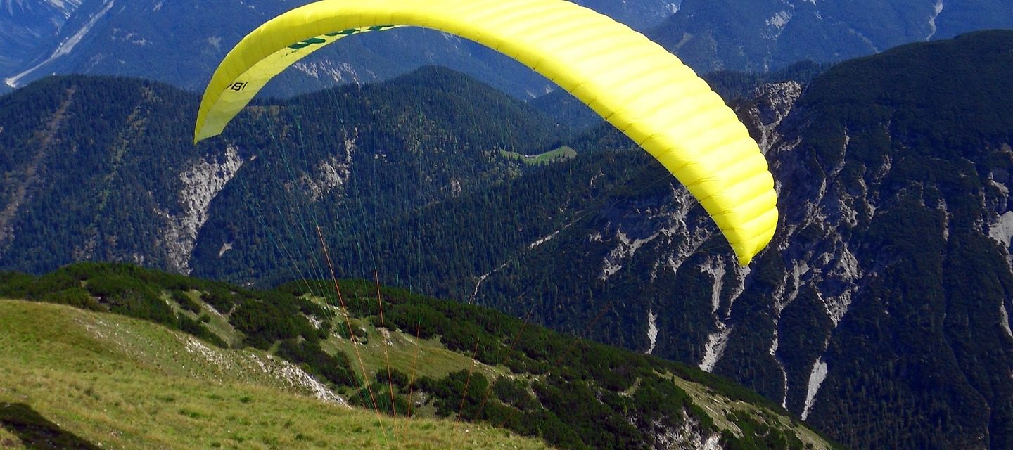 Vos vacances au coeur des Alpes - Parapente jaune